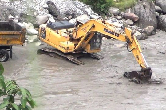 कालीगण्डकीमा डोजर प्रयोग गर्दै